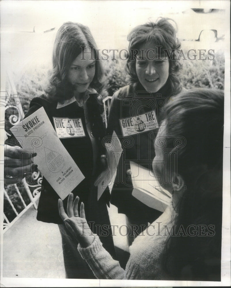 1972 Press Photo Gail Duncan Linda Kiebler Skokie Blood - Historic Images