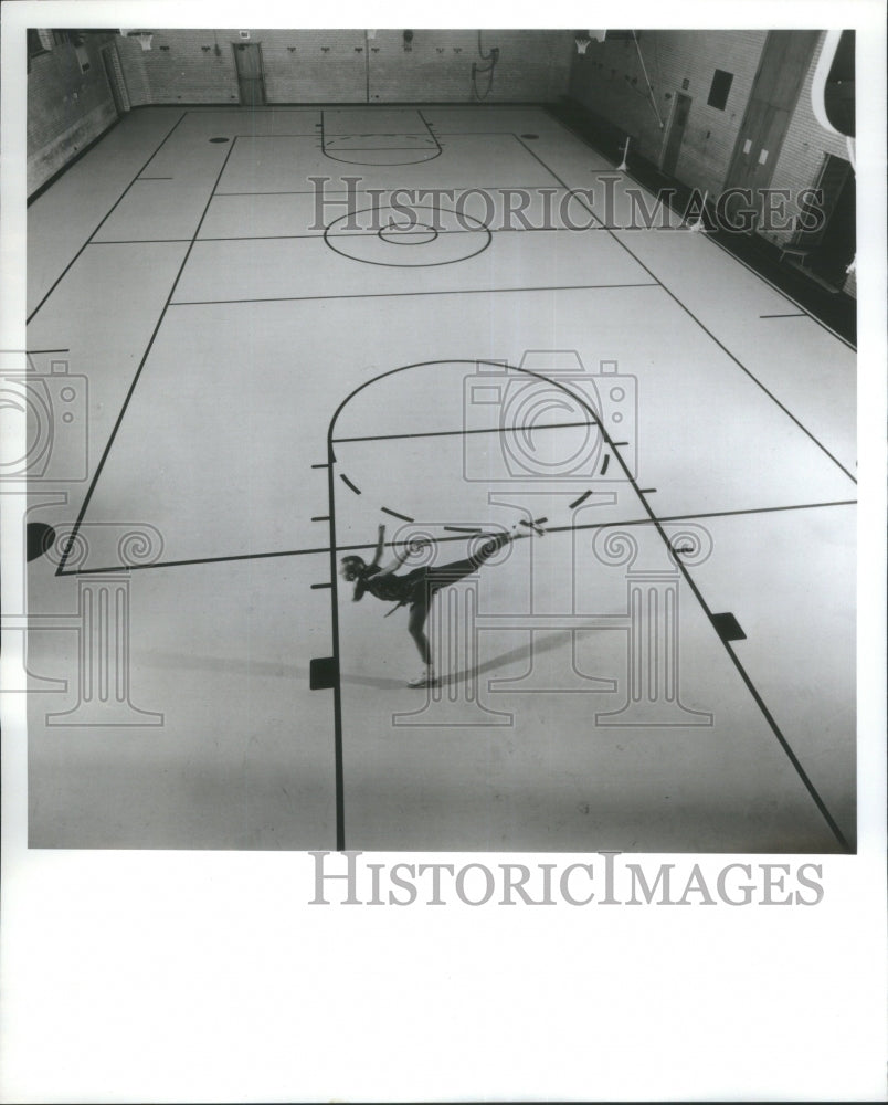 1971 Press Photo Debbi Wilkes ice skating Olympic - Historic Images