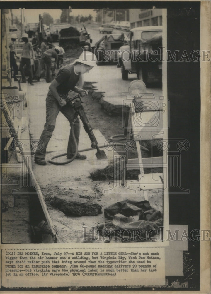 1974 Press Photo Virginia Hoy little girl hammer Job - RRU79183 - Historic Images