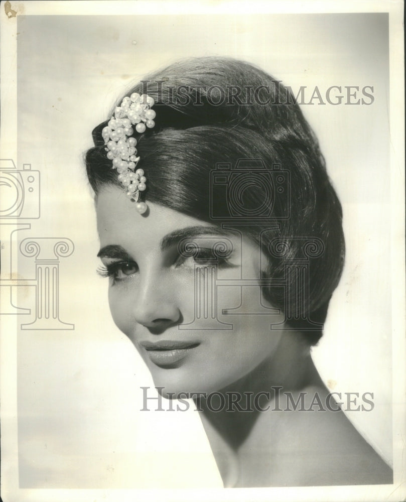 1961 Hair Style Pearls Dimonds Black Velvet - Historic Images