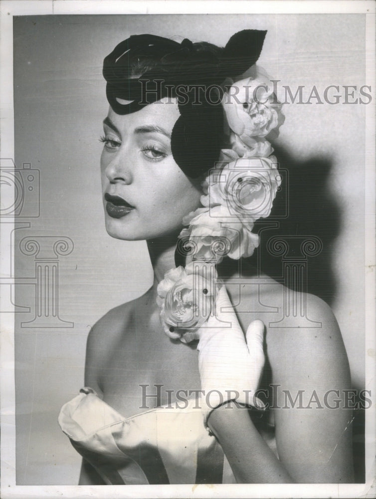 1953, Parisian mannequin Ghislaine Ferannde - RRU79283 - Historic Images