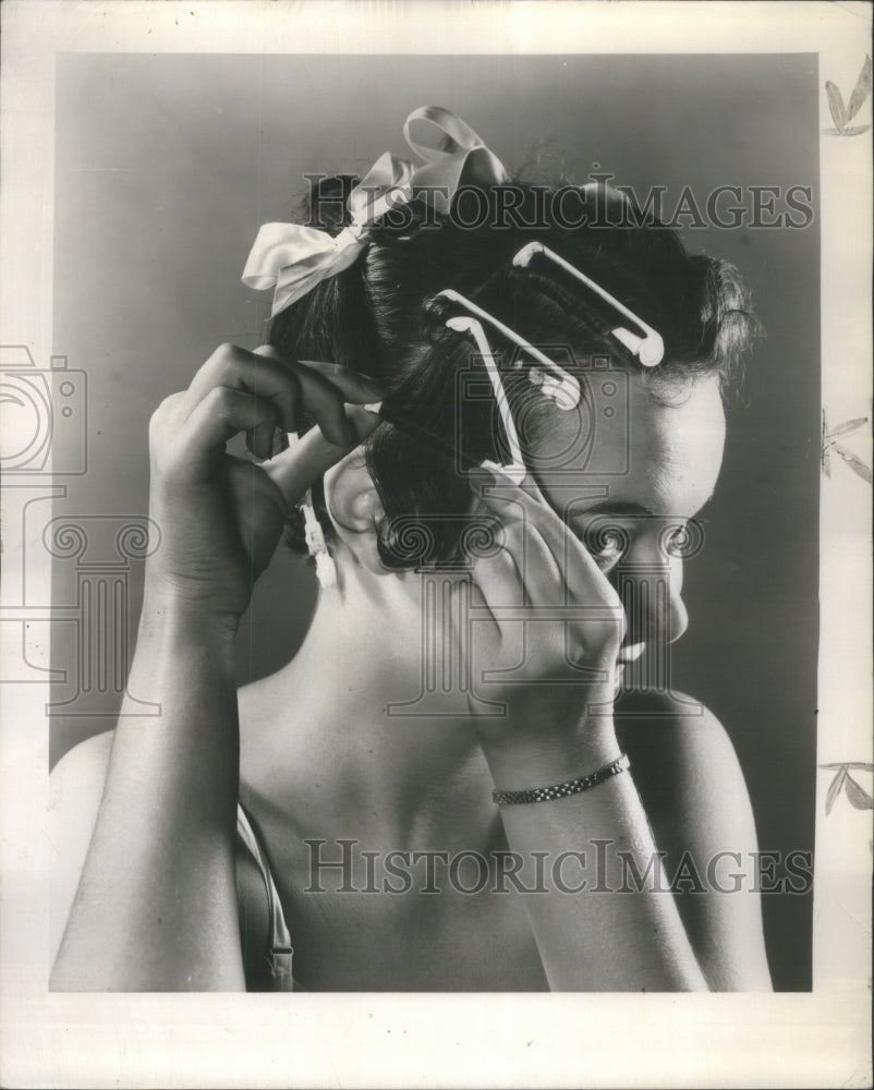 1952 Press Photo Women Hair Style Clip Beauty Fashion - Historic Images