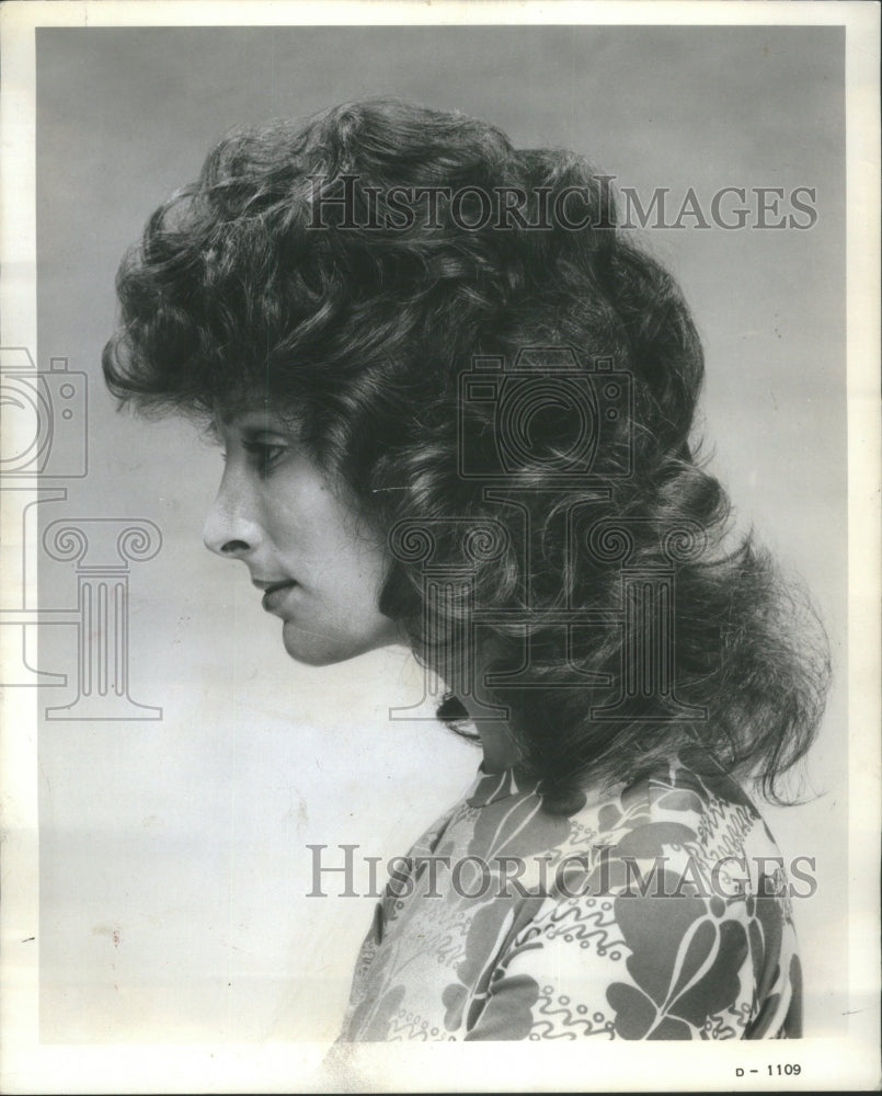 1971 Press Photo Renee Hair stylist shampooing Steven - Historic Images