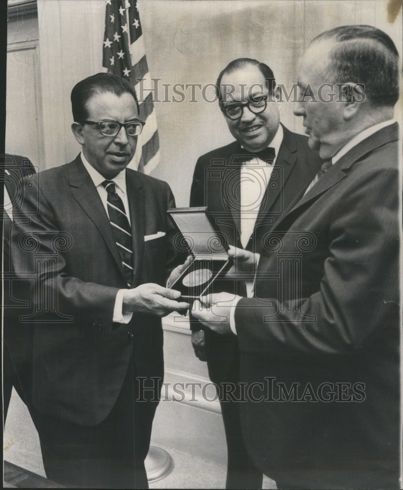 1967 Mayor Daley presents medal Alfonso Mar-Historic Images