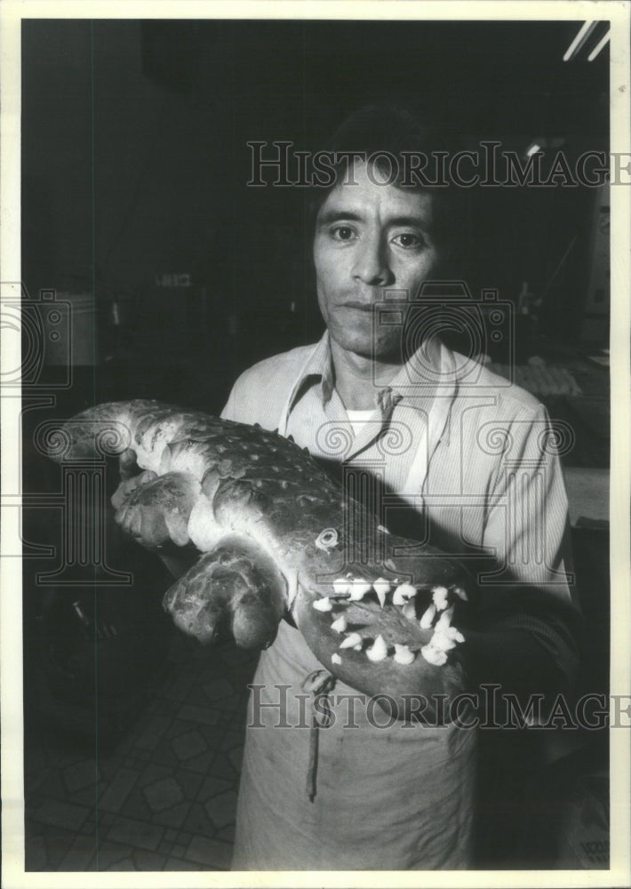 1981 Press Photo Carols Montoya Jose Ramos pastries - RRU79669 - Historic Images