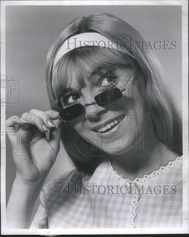 1966 Picture Shows Lady Wear Sun Glasses-Historic Images