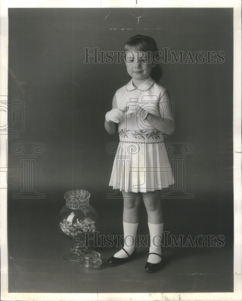 1958 Floral embroidery bands fashionable - Historic Images