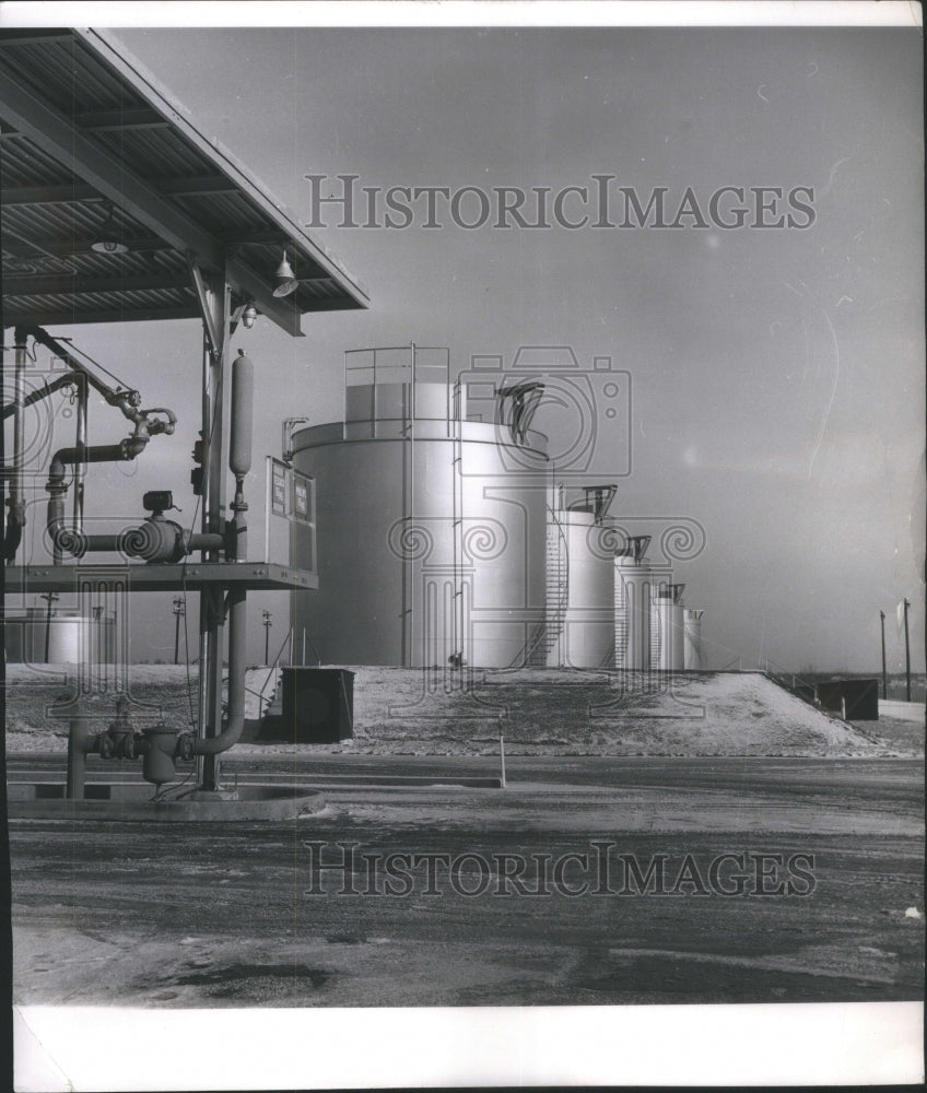 1961 Press Photo O&#39;Hare Airport Terminal Fuel tank - RRU80605 - Historic Images