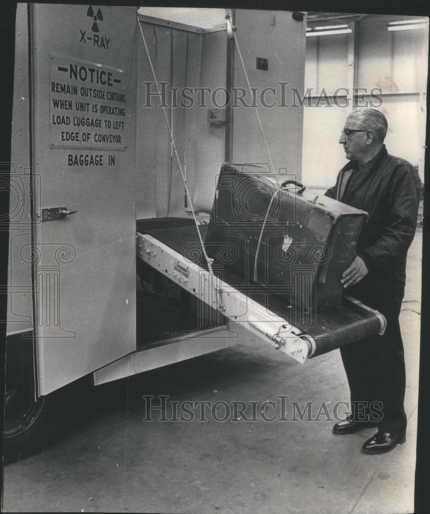 1972 Press Photo O&#39;Hare Field Passenger Security TWA - RRU80609 - Historic Images