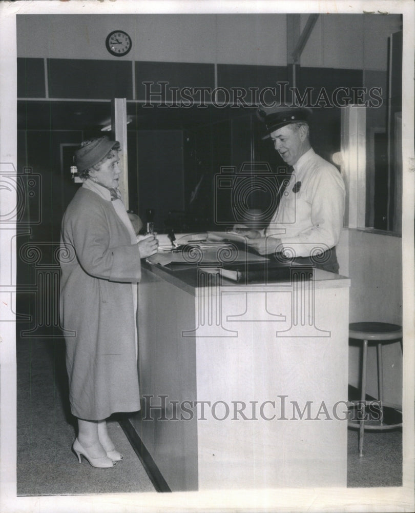 1958 Press Photo O&#39;Hare Field Customer Joe Crangle - Historic Images