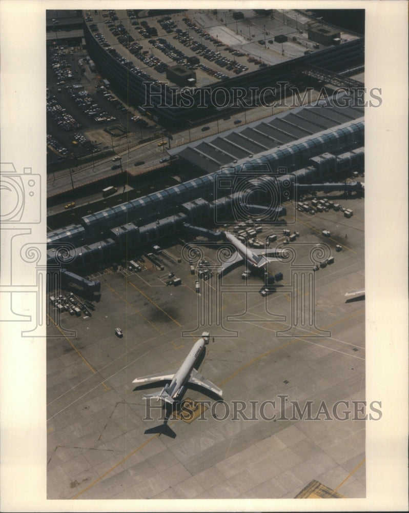 1991, Plane United Airlines O&#39;Hare Airport - RRU80731 - Historic Images