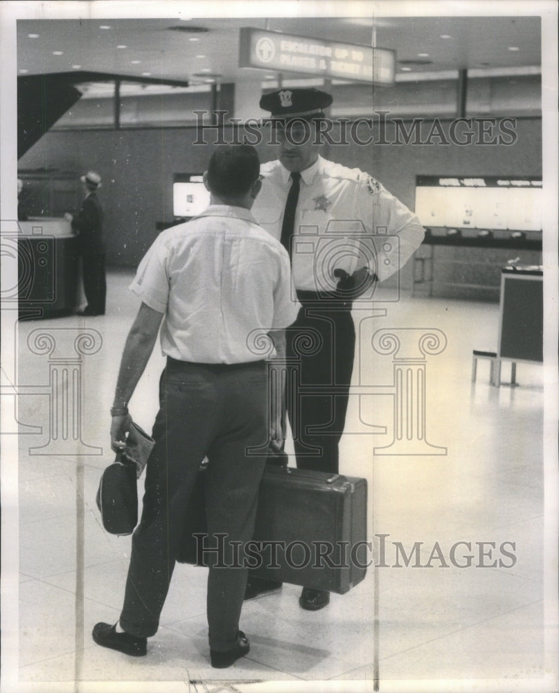 1962 Press Photo Harry Smith Police Bag Check O&#39;Hare - Historic Images