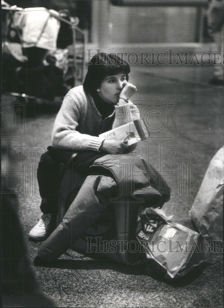 1988 Press Photo O&#39;Hare International Airport Passenger - RRU80803 - Historic Images