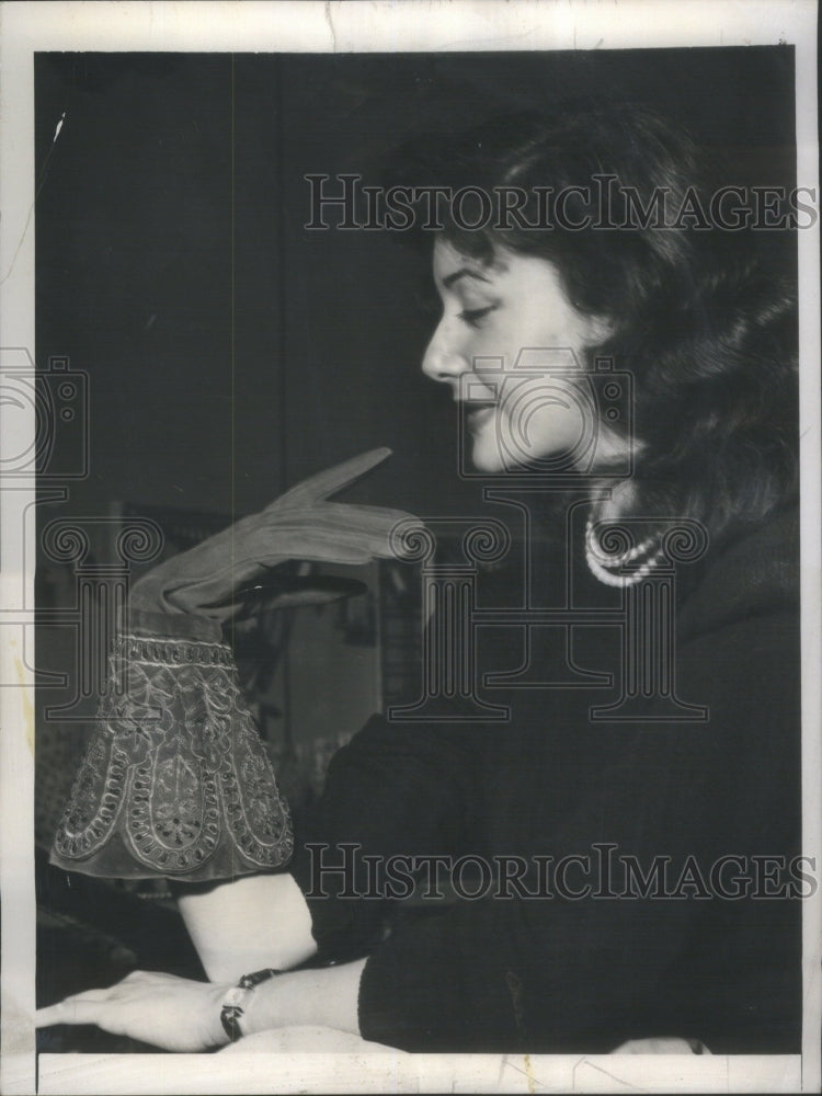 1958 Press Photo Nicol parent Renaissance Gloves - RRU80967 - Historic Images