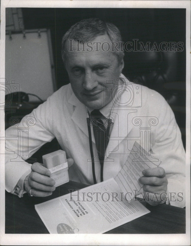 1967 Press Photo APN Stroy Smoking Case Withdrawal - Historic Images