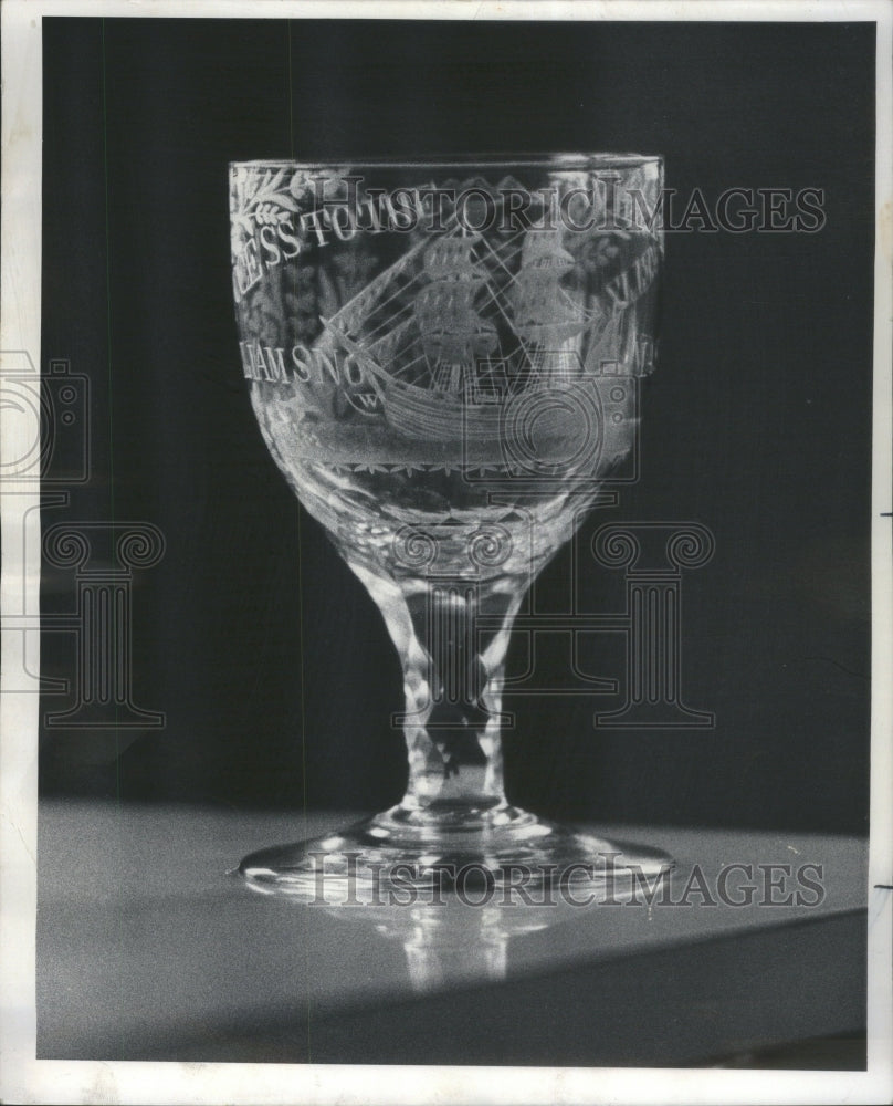 1975 Press Photo Trading Glass Good Luck Sailing Piece - Historic Images