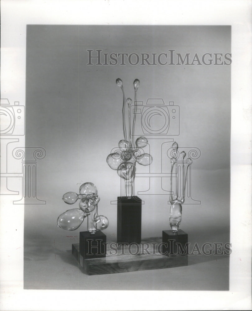 Press Photo Gail Richmond Griggs Glass Exhibit Pieces - Historic Images