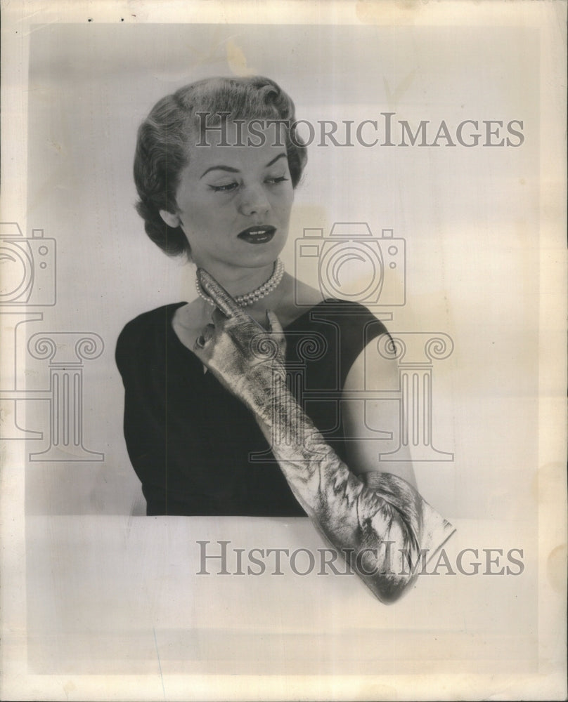 1948 Press Photo Women&#39;s &quot;Mousquetaire&quot; Length Gloves - RRU81225 - Historic Images