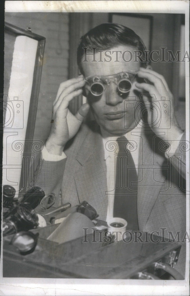 1955 Press Photo Wisconsin Welfare Eyeglasses Hunt - Historic Images