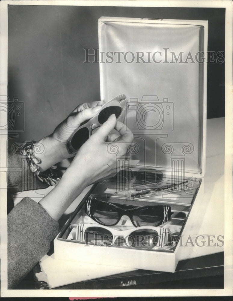 1963 Press Photo Fashionable Convertible Sunglasses Kit - Historic Images