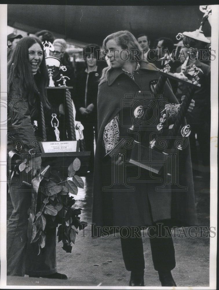 1972 Press Photo Dianne Holum Anne Henning Giant Trophy - Historic Images