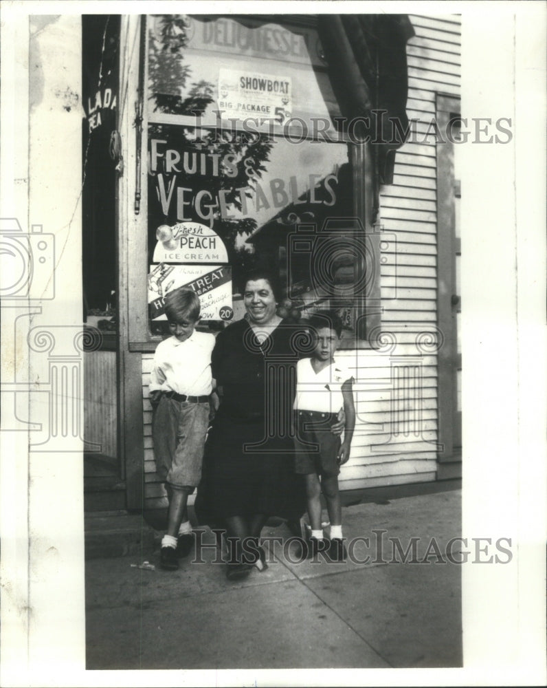 1981 Press Photo Mother Son Pose Grocery Italian - RRU81655 - Historic Images