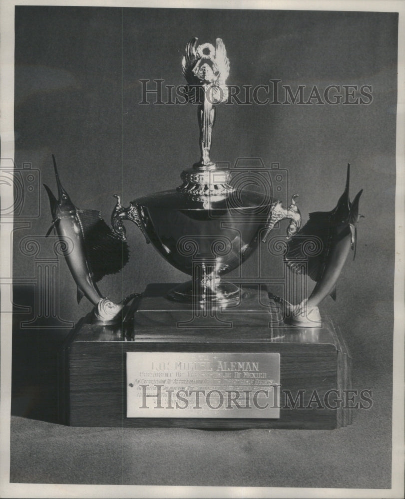 1948 Press Photo Winged Victory Miguel Aleman Mexico - Historic Images