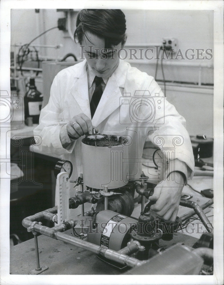 1968 Press Photo Raytheon Co Experimental Furnace Lab - Historic Images