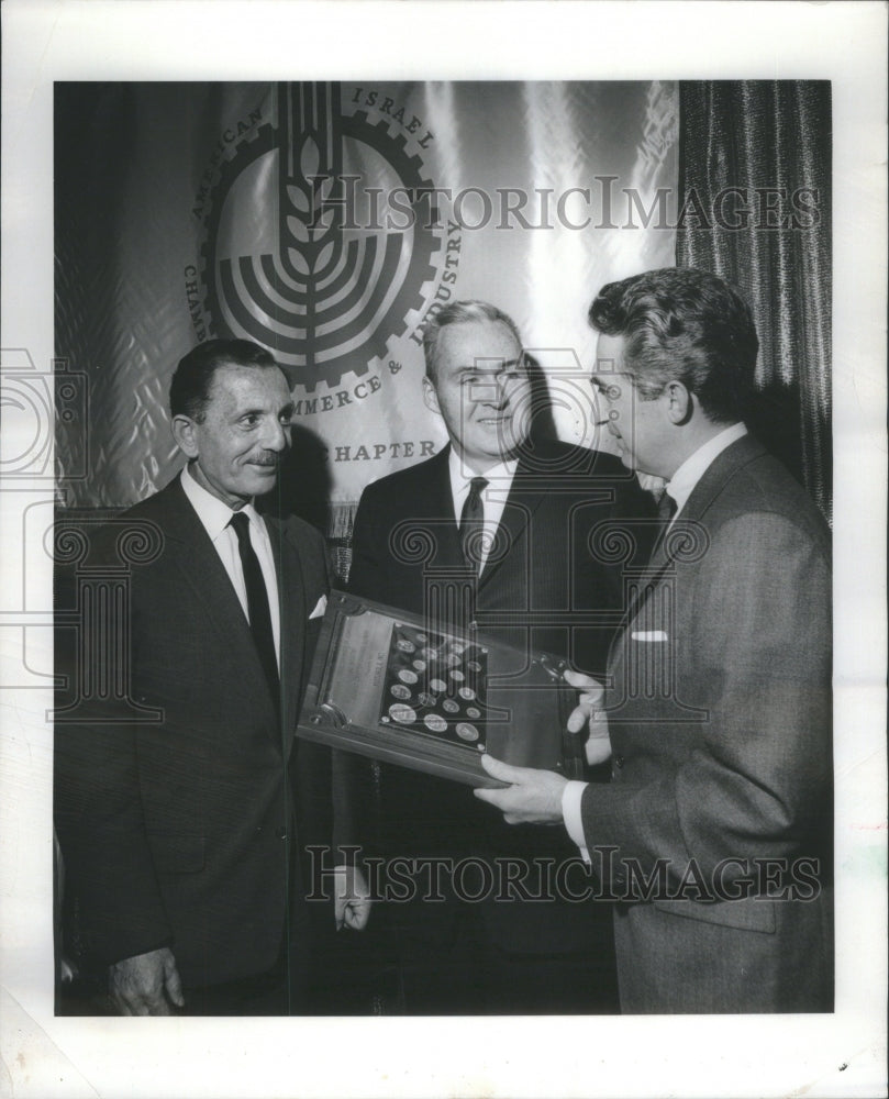 1965 Press Photo Motorola Inc Israel Award Chairman - Historic Images