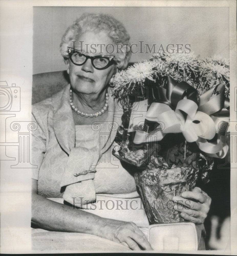 1964 Mother Sent Flowers By Sons Friend - Historic Images