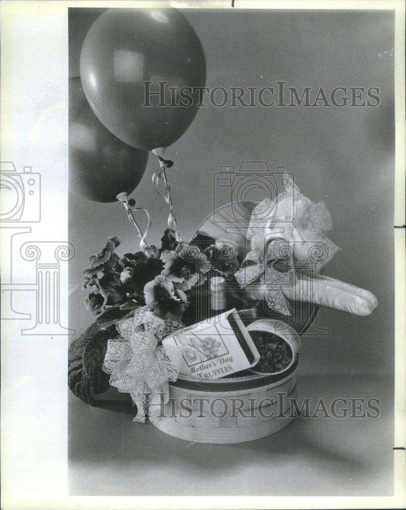 1985 Press Photo Basket Instead for Mothers Day - Historic Images