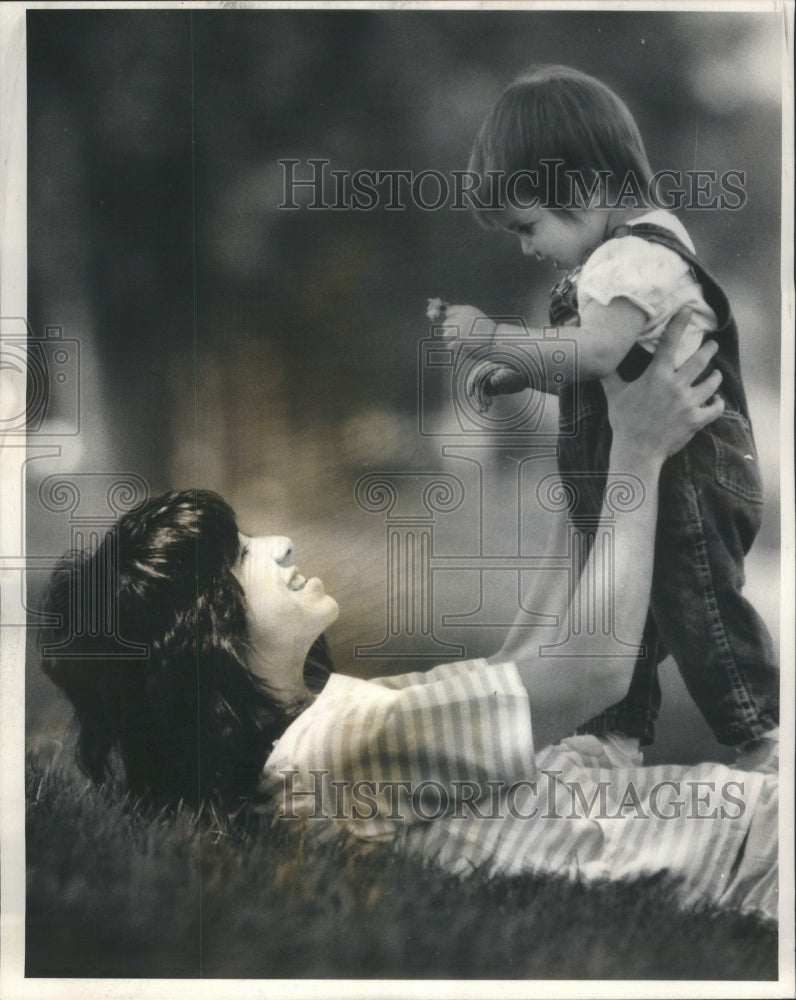 1985, Amy Broitman on Mothers Day - RRU82053 - Historic Images