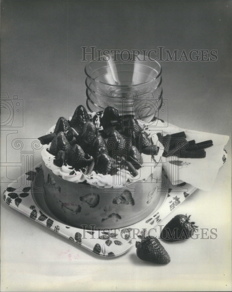 1979 Press Photo Strawberry Chocolate Mousse Dessert - Historic Images