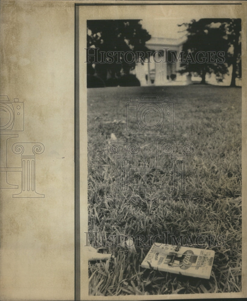 1975 Loaded Mouse Trap On White House Lawn - Historic Images