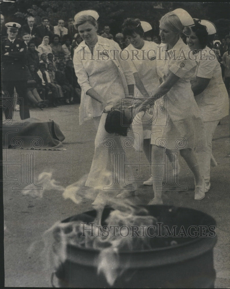 1971 Mount Sinai Nurses Blanket Carry Demo-Historic Images