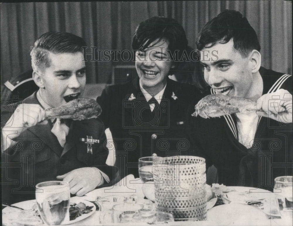 1967 Thanksgiving Dinner For Veterans - Historic Images