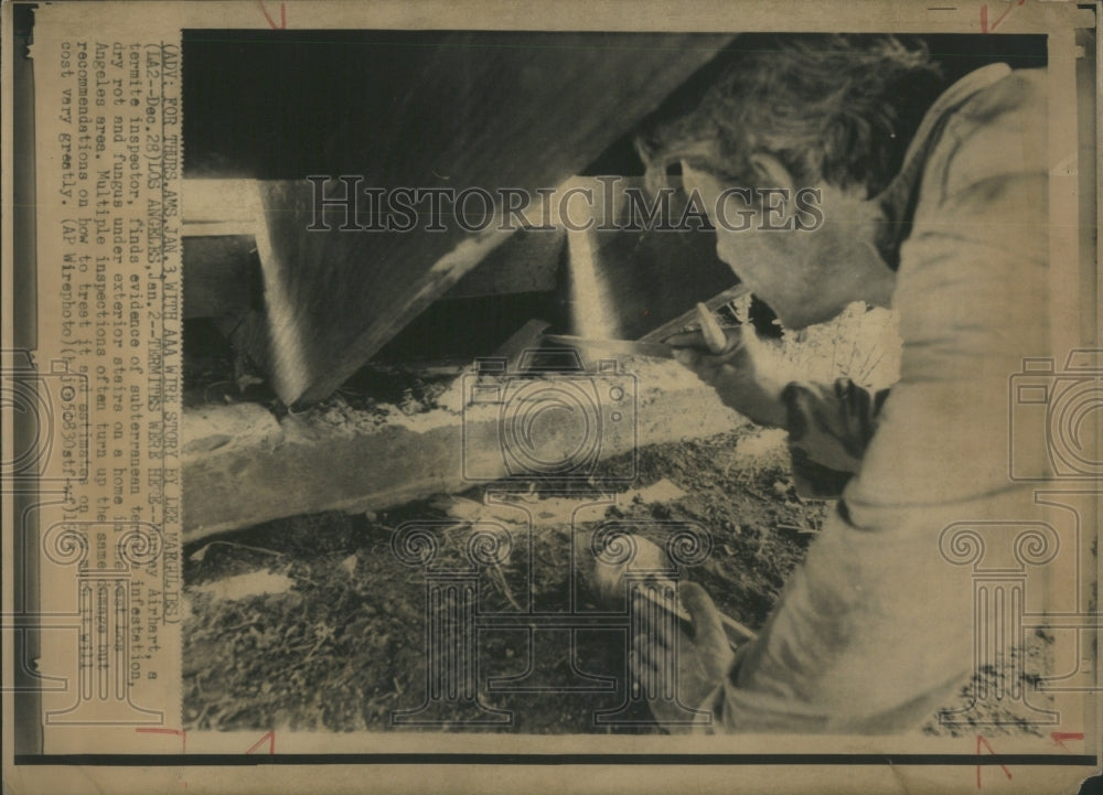 1973 Press Photo Murray Airhart Home Termite Inspector - RRU82833 - Historic Images