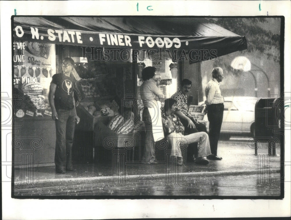 1977 Chicago/Rainstorm/Pedestrians/Weather-Historic Images