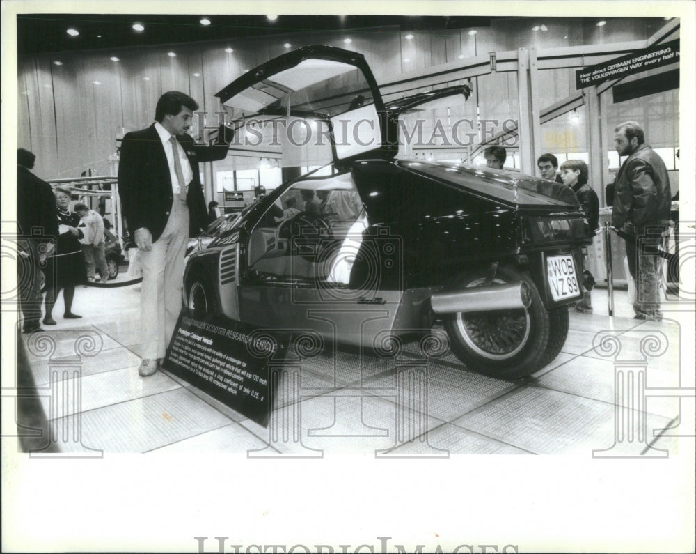 1988 Salesman Phil Lenzo Chicago Auto Show - Historic Images