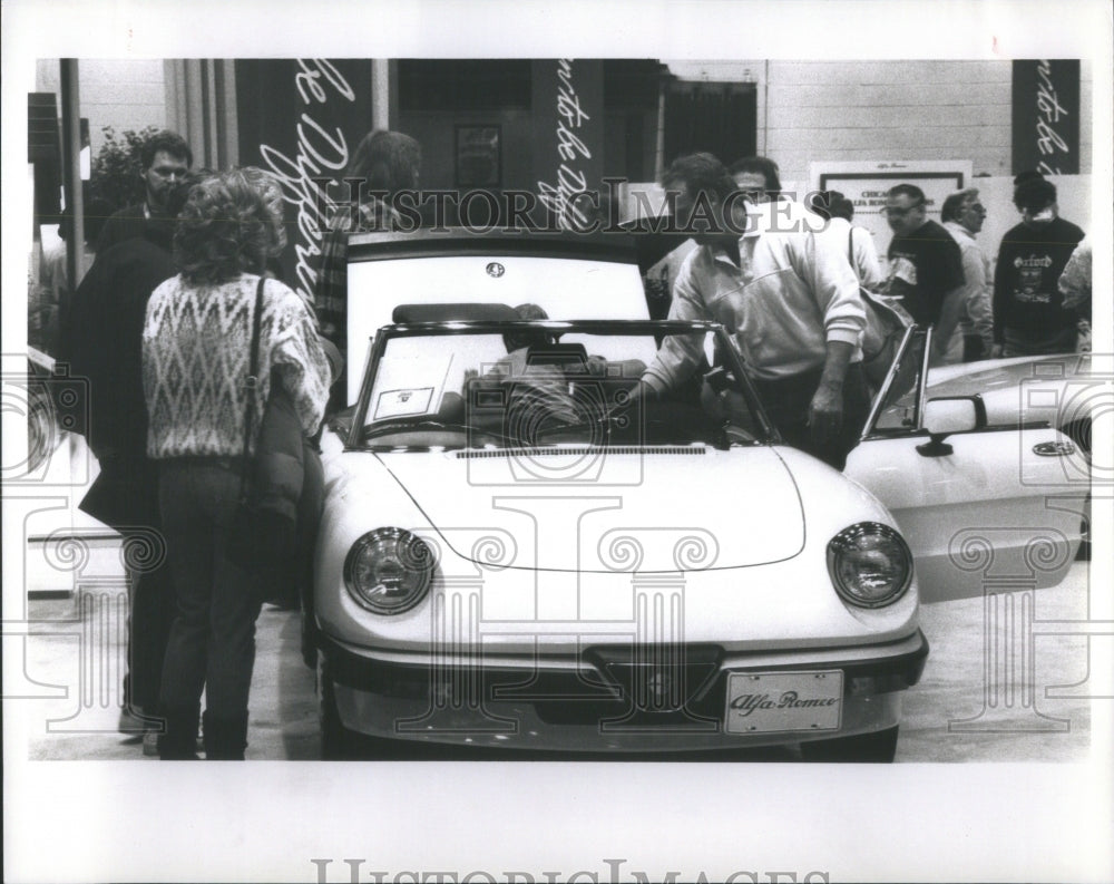 1989 Press Photo Family checks out an Alfa Romeo - RRU83147 - Historic Images