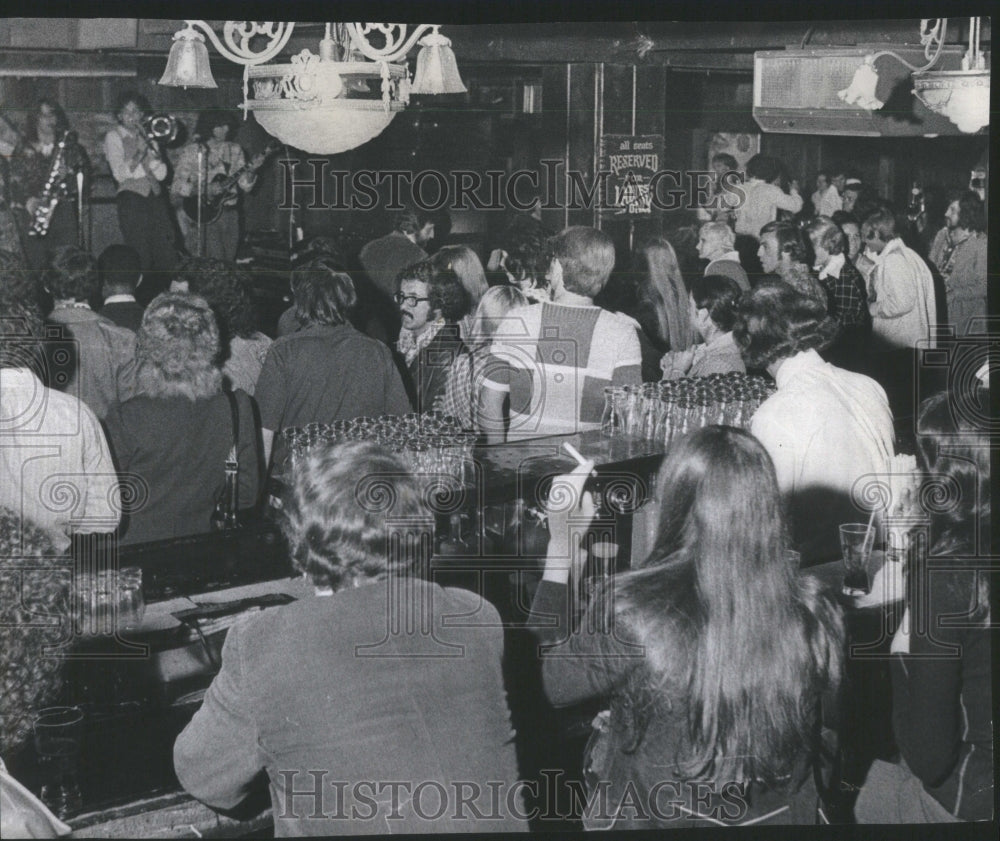 1973 Wall-to-wall patrons at Mother&#39;s Bar-Historic Images