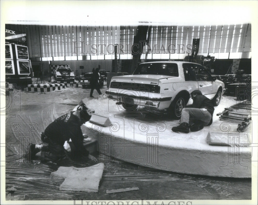 1985 Press Photo Workers prepare the Turntable - RRU83339 - Historic Images