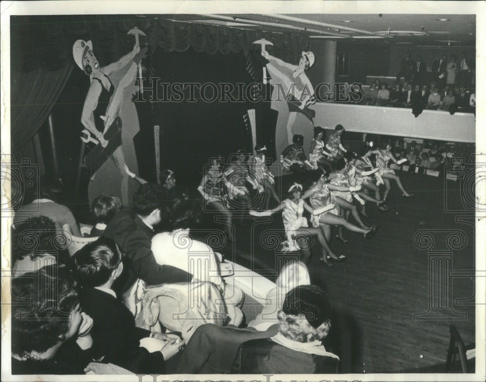 1964 Press Photo Charleston First National Bank Salute - Historic Images