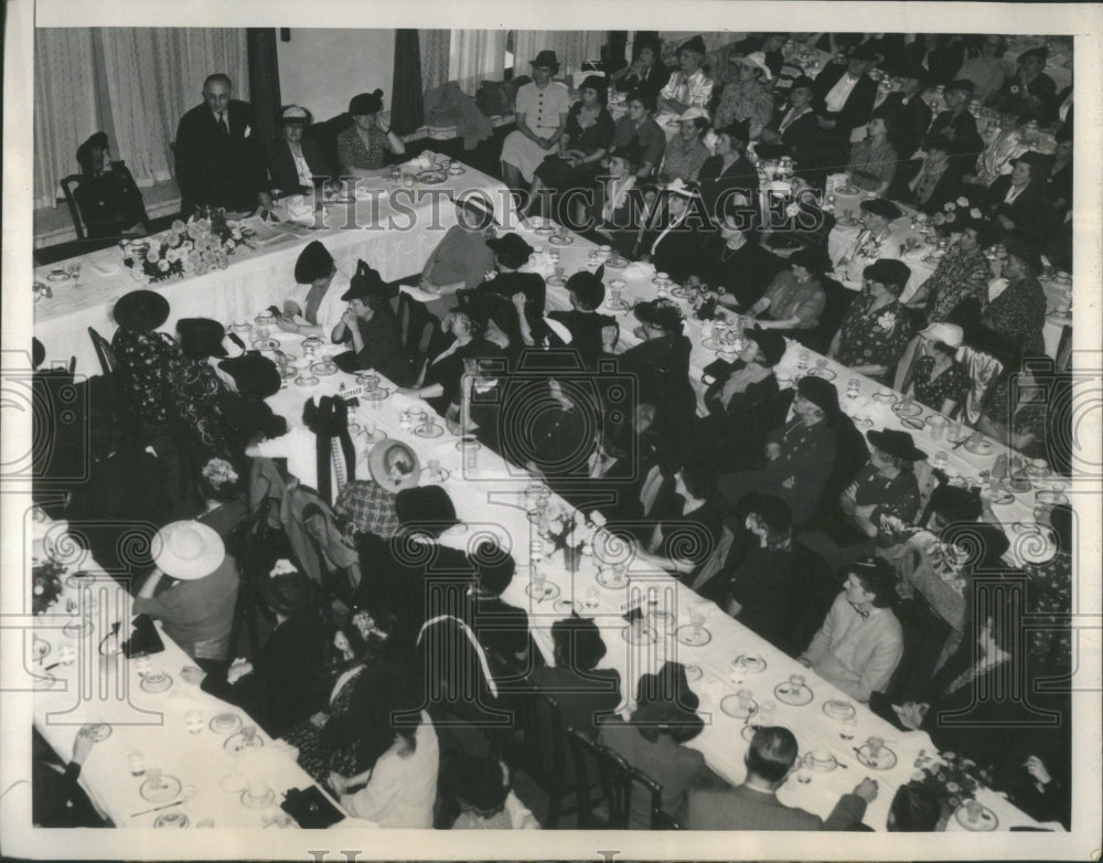 Press Photo Guest listening to speaker - RRU83635 - Historic Images