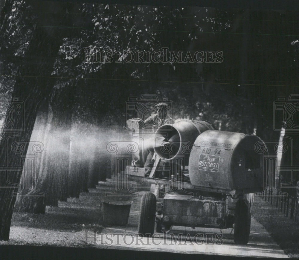 1975 Chicago Park employee spray mosquitoes - Historic Images