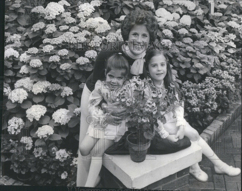 1974 Mother&#39;s Day Exhibit/Flowers/Chicago-Historic Images