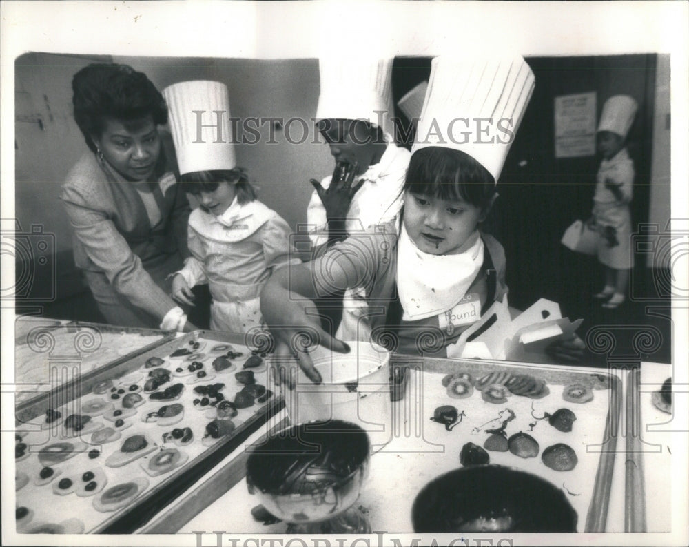 1988 Press Photo Sweet Treats for Mothers Day - Historic Images