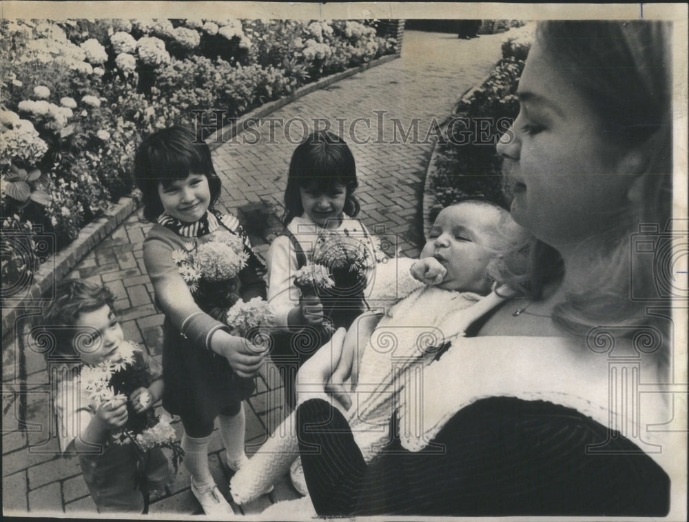 1972, Plenty of flowers for mother - RRU83775 - Historic Images