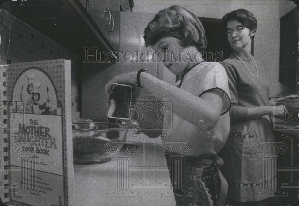 1968 Press Photo Mother Daughter Making Casserole - Historic Images