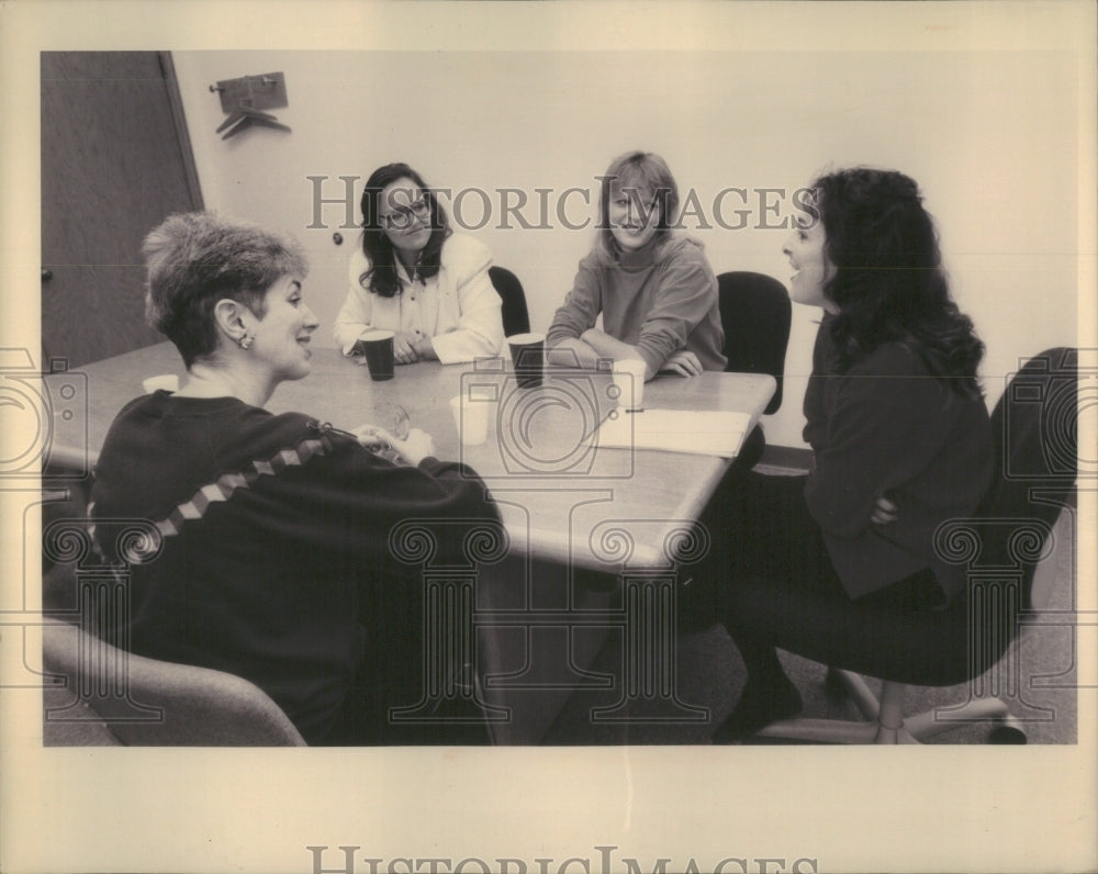 1993 Press Photo Omni Youth Services Kathryn Loughran - RRU83885 - Historic Images